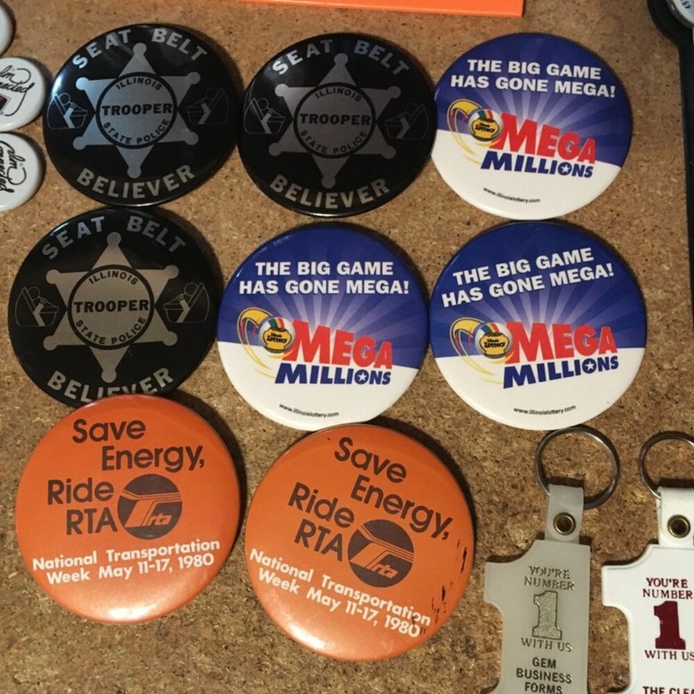 LOT OF CHICAGO ILLINOIS STATE ADVERTISING SOUVENIR MEGA MILLIONS LOTTERY BUTTONS - Picture 2 of 16